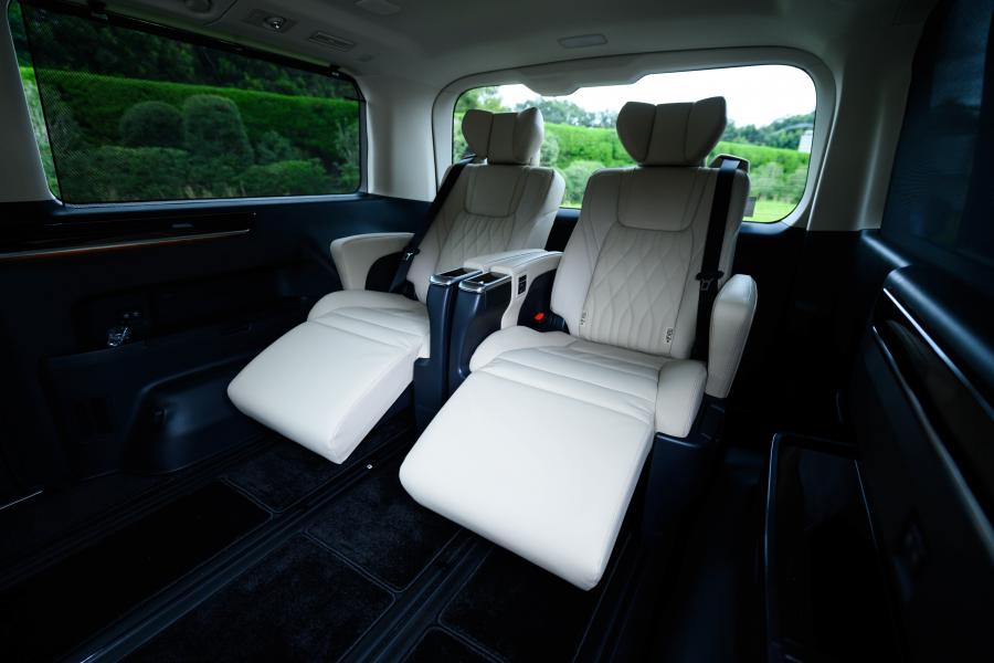 Интерьер Toyota GranAce Premium 2019 года  (фото 18 из 26)